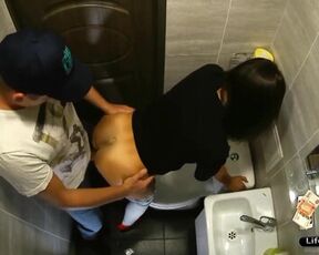 Девушка мастурбирует в общественном туалете - видео